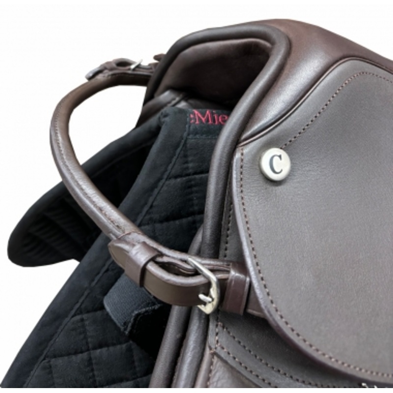 Rugged Ride English Saddle Hand Hold